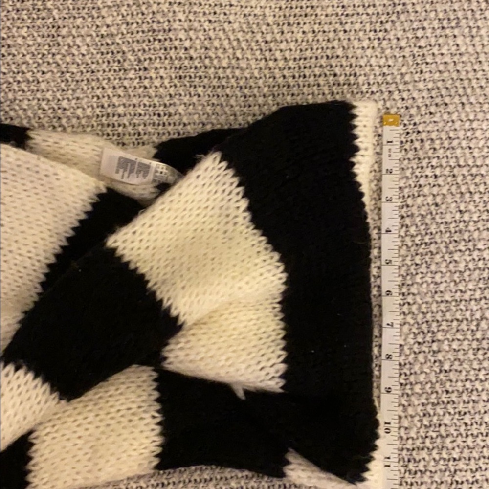 Black and White Circle Scarf! - Picture 4 of 5